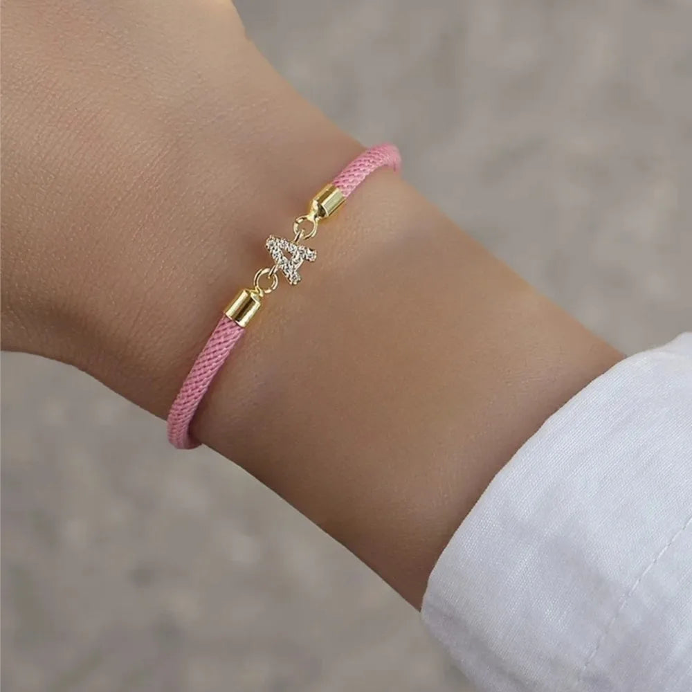 Fargerikt armbånd med initial i strass – bokstav 