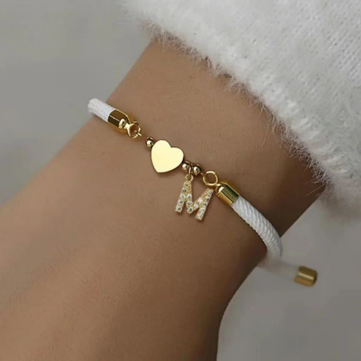 Fargerikt armbånd med initial i strass – bokstav 