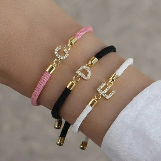Fargerikt armbånd med initial i strass – bokstav 