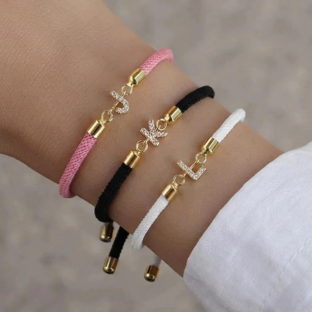 Fargerikt armbånd med initial i strass – bokstav 