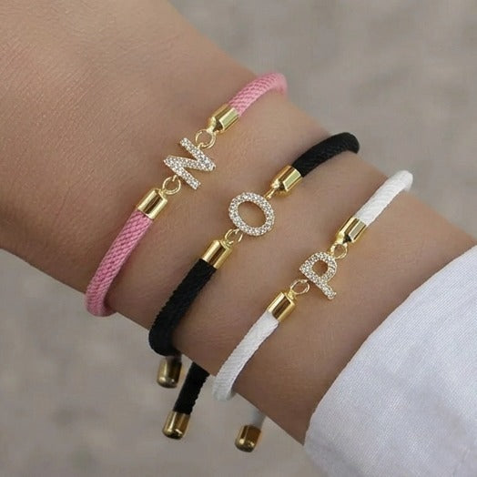 Fargerikt armbånd med initial i strass – bokstav 
