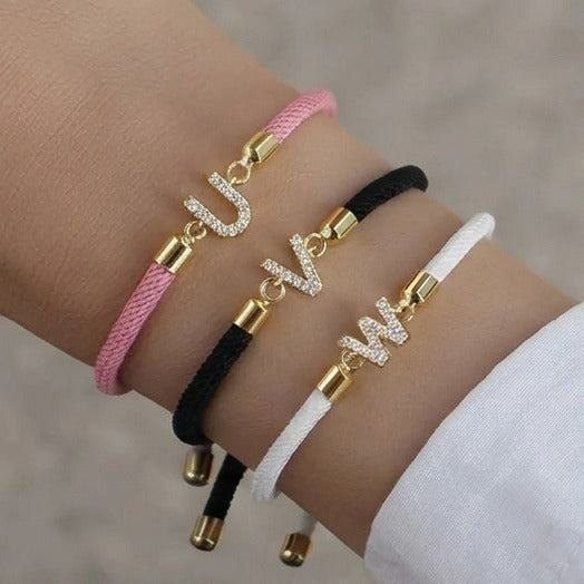 Fargerikt armbånd med initial i strass – bokstav 