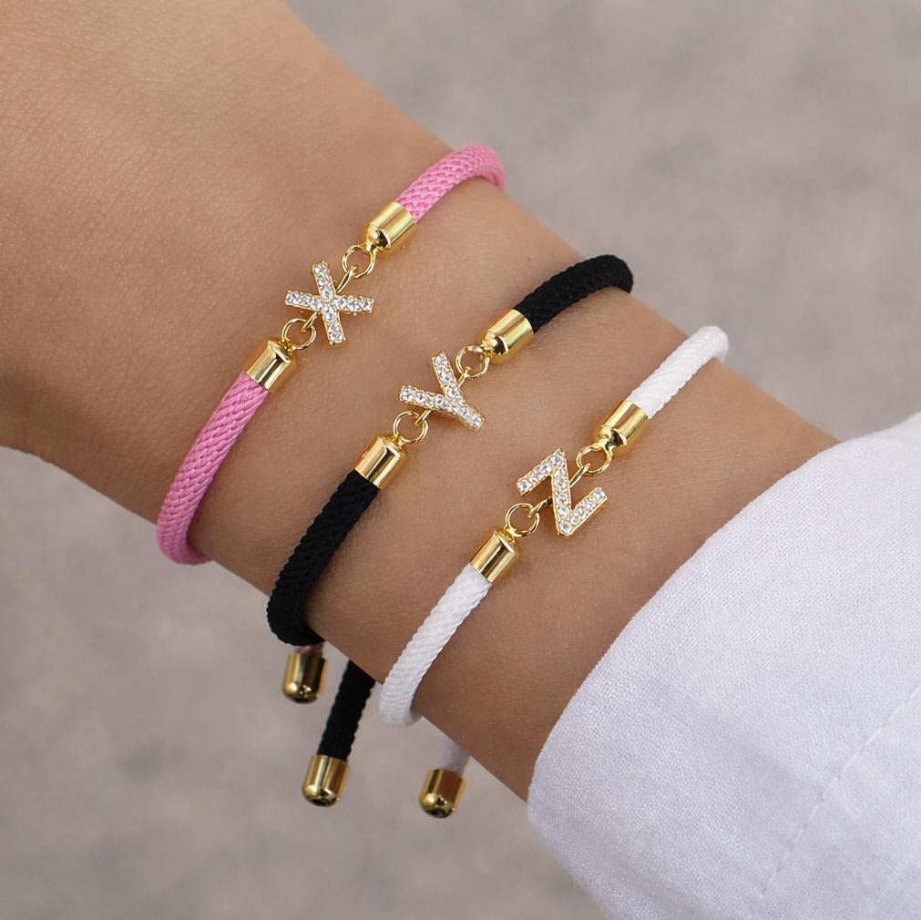 Fargerikt armbånd med initial i strass – bokstav 