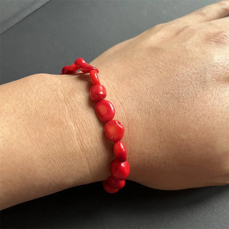 Armband med röda korallstenar