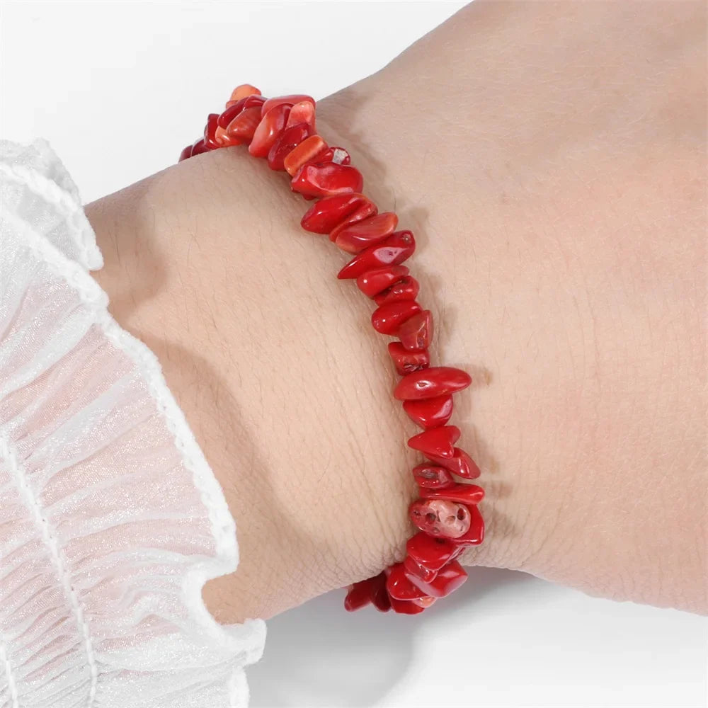 Korallarmband med små röda flisor