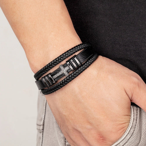 Armbånd med kors og fletning i sort læder