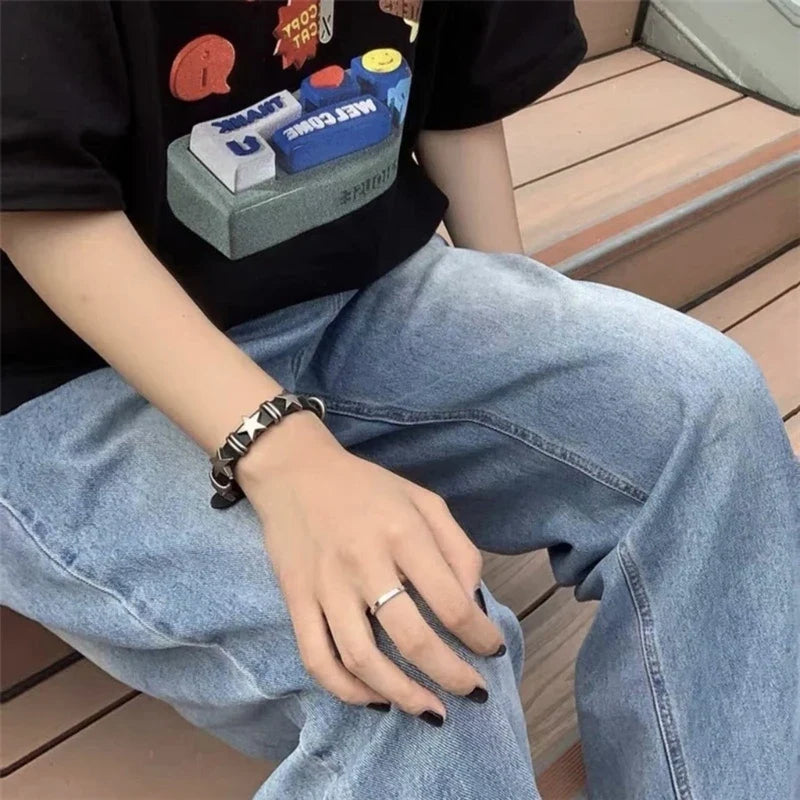 Náramek ve vintage stylu s černými hvězdami