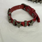 Náramek ve vintage stylu s červenými hvězdami