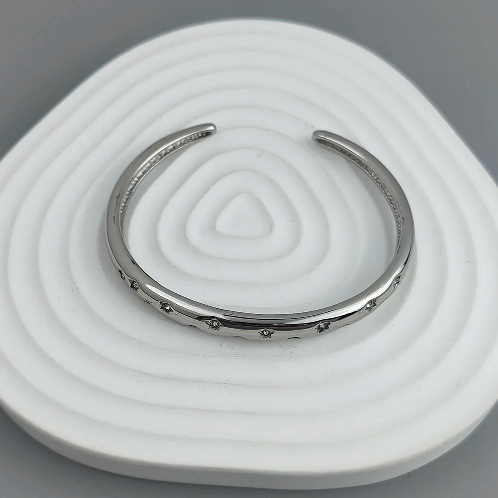 Elegantní náramek se stříbrnými hvězdami a nebeskými tělesy