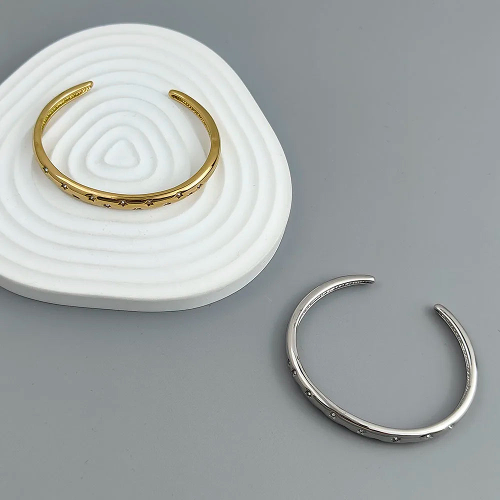 Elegantní náramek se stříbrnými hvězdami a nebeskými tělesy