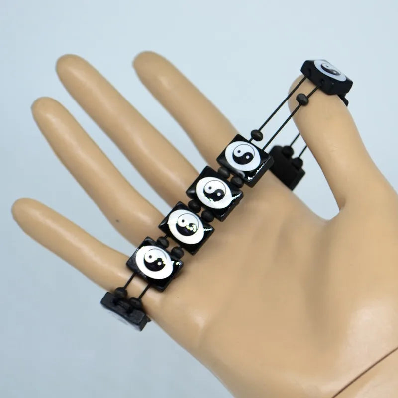 Náramek ze dřeva Yin Yang černá a bílá