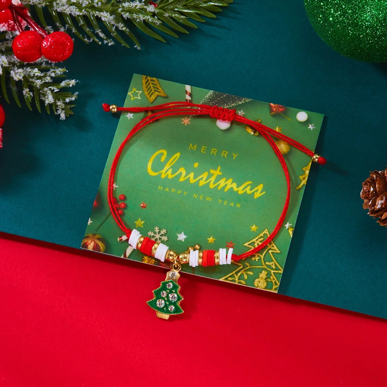 Armbånd i reb med julevedhæng rød juletræ og kugler