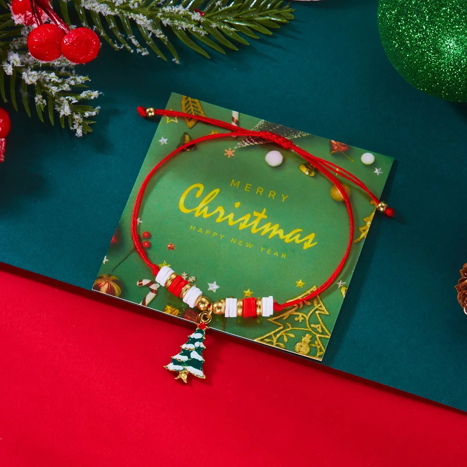 Armbånd i reb med julevedhæng rød juletræ