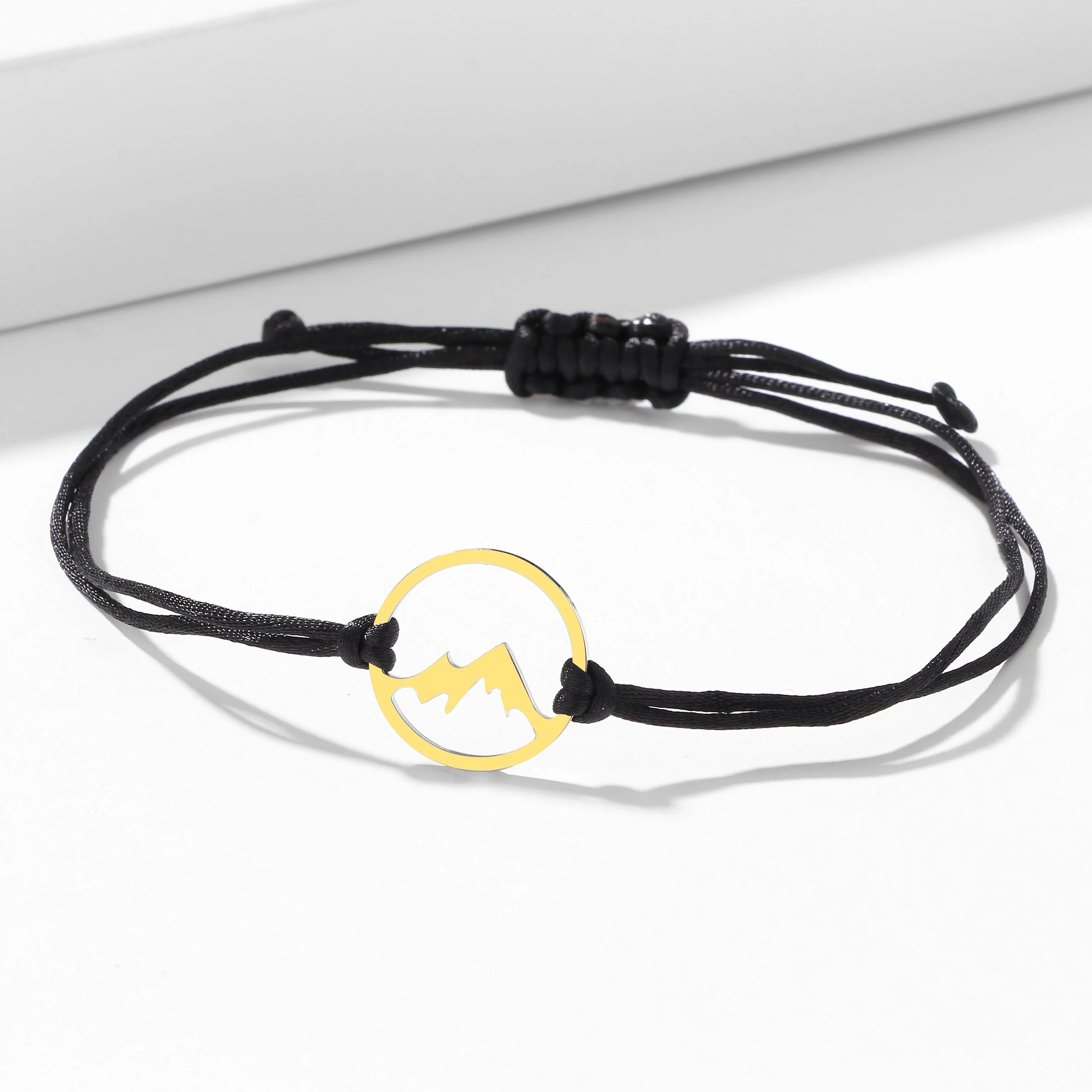 Armbånd i snor med rund bjergvedhæng 