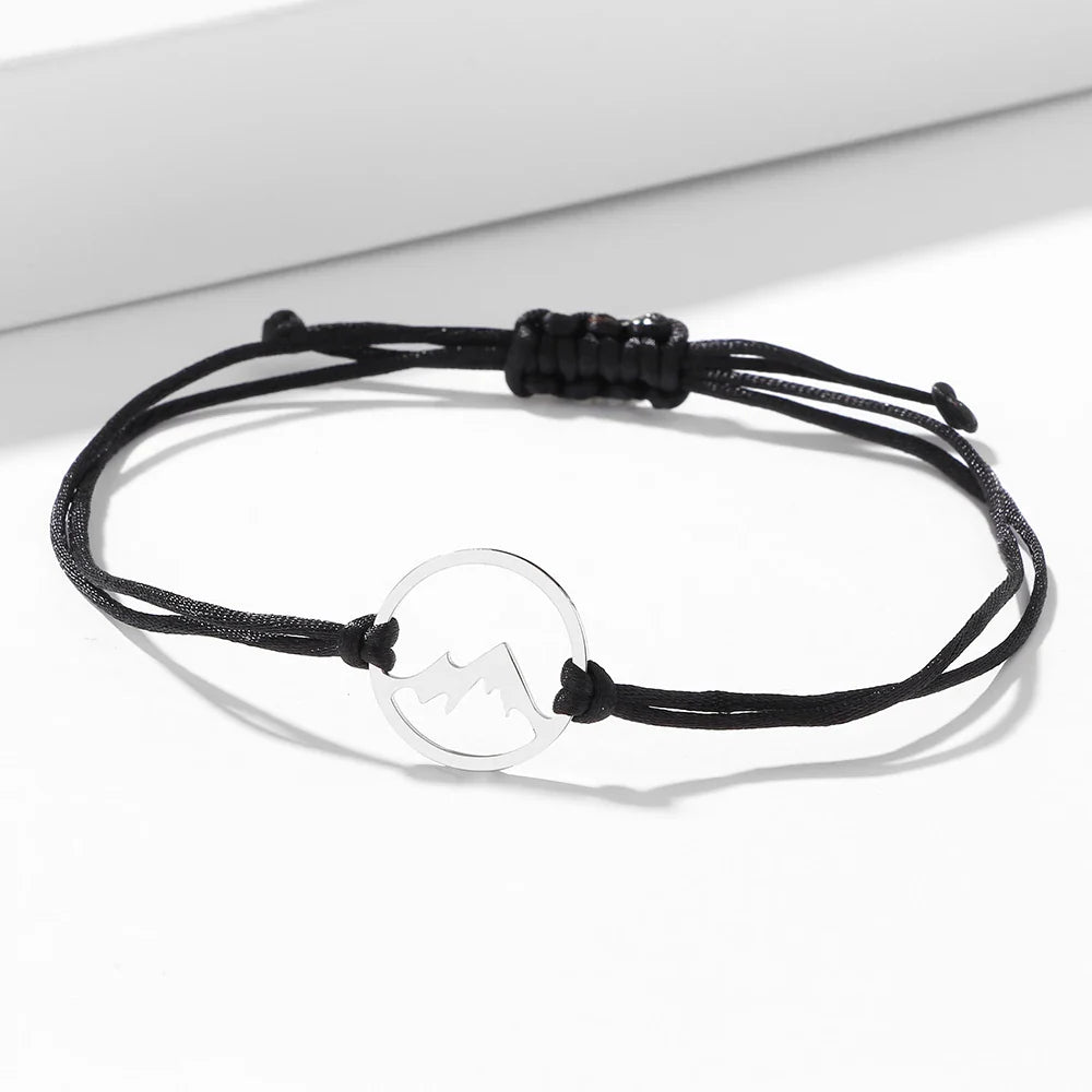 Armbånd i snor med rund bjergvedhæng 