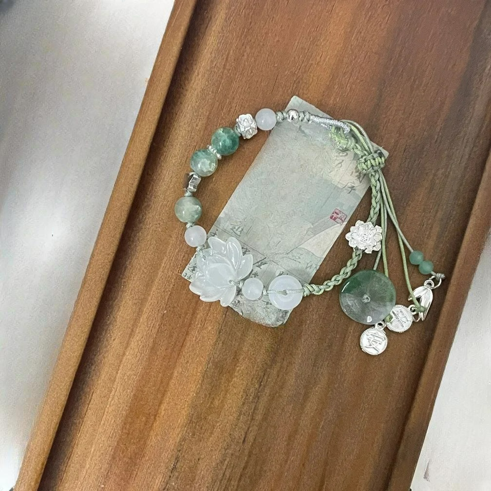 Armbånd i tau med perler og lotusblomst