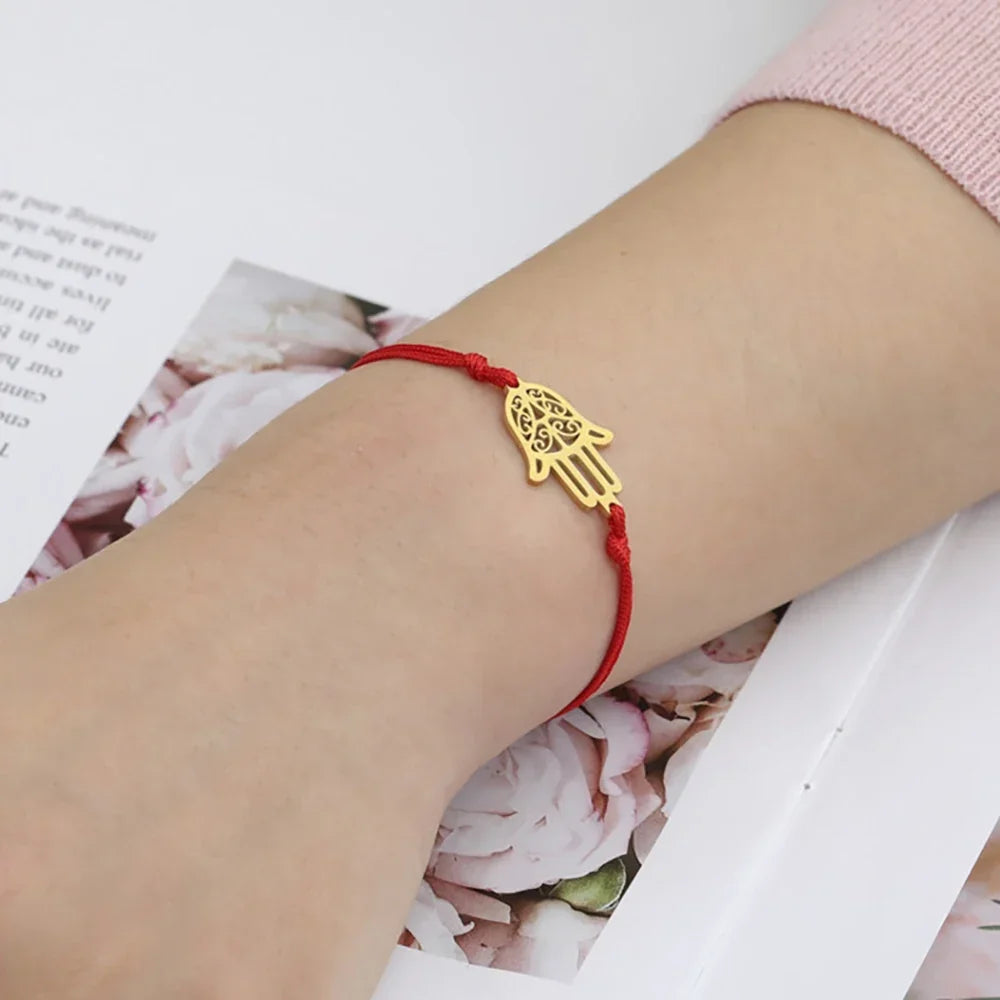 Armbånd i snor med arabisk Fatima-hånd i gull