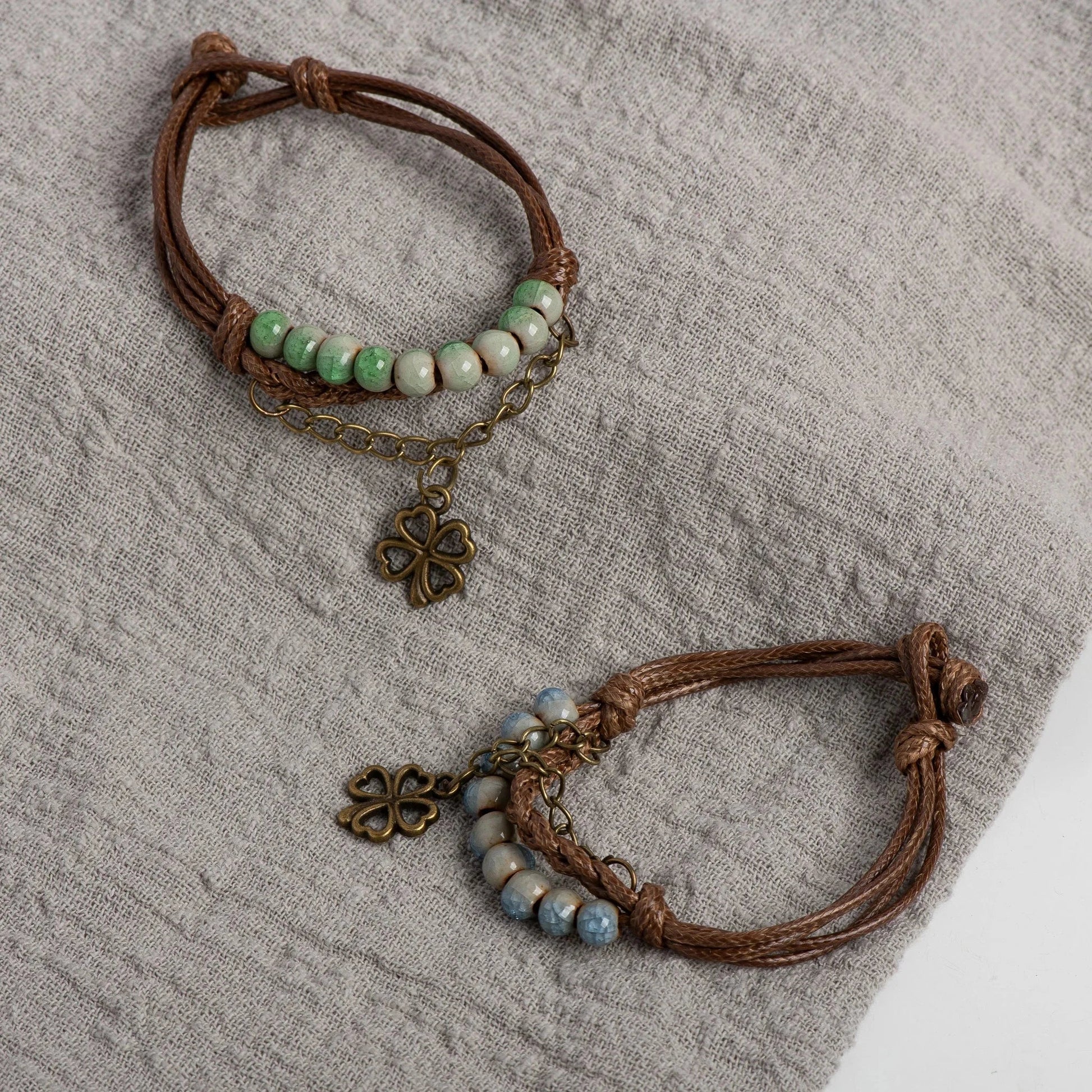 Armbånd i reb med firkløver og grønne perler