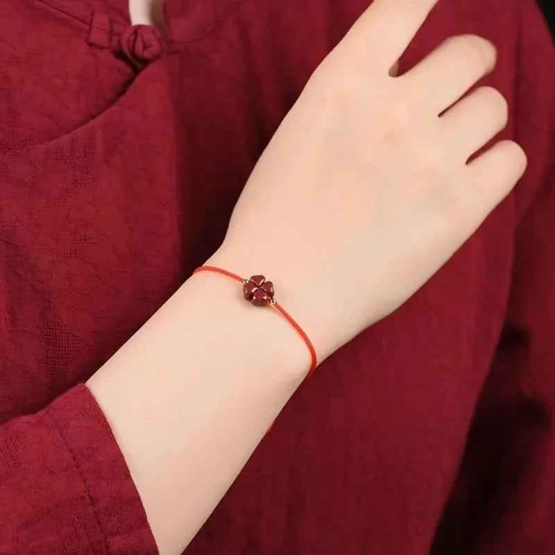Bracelet en Corde avec Trèfle à 4 Feuilles en Pierre de Cinabre rouge