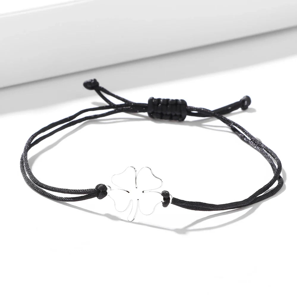 Armbånd i tau med firkløver lykkeamulet svart og sølv