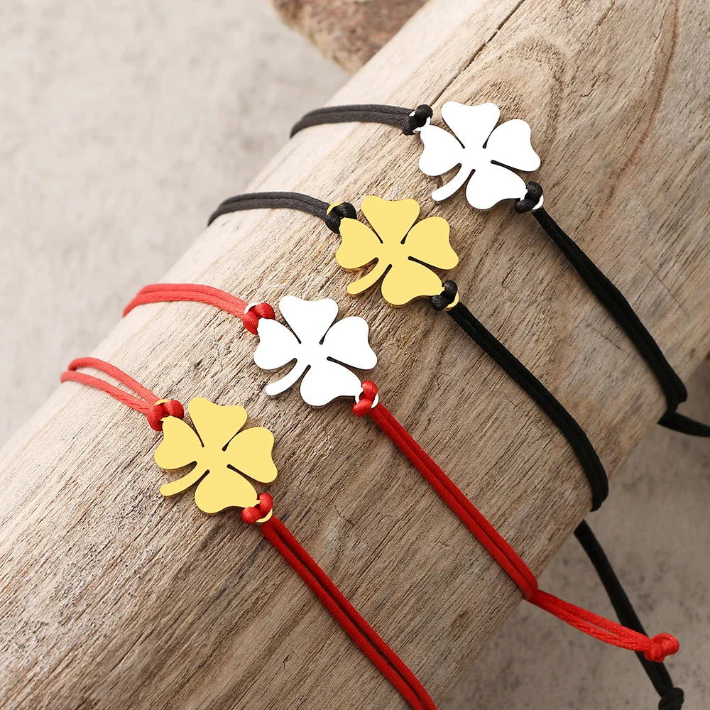 Armbånd i tau med firkløver lykkeamulet rød og gull