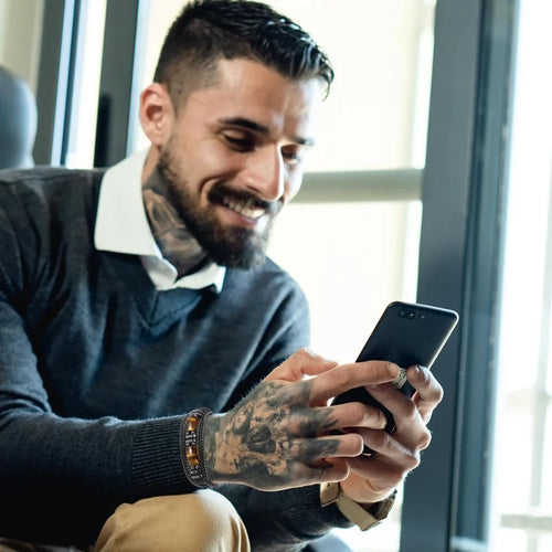 Armbånd i lær og tigerøye-stener