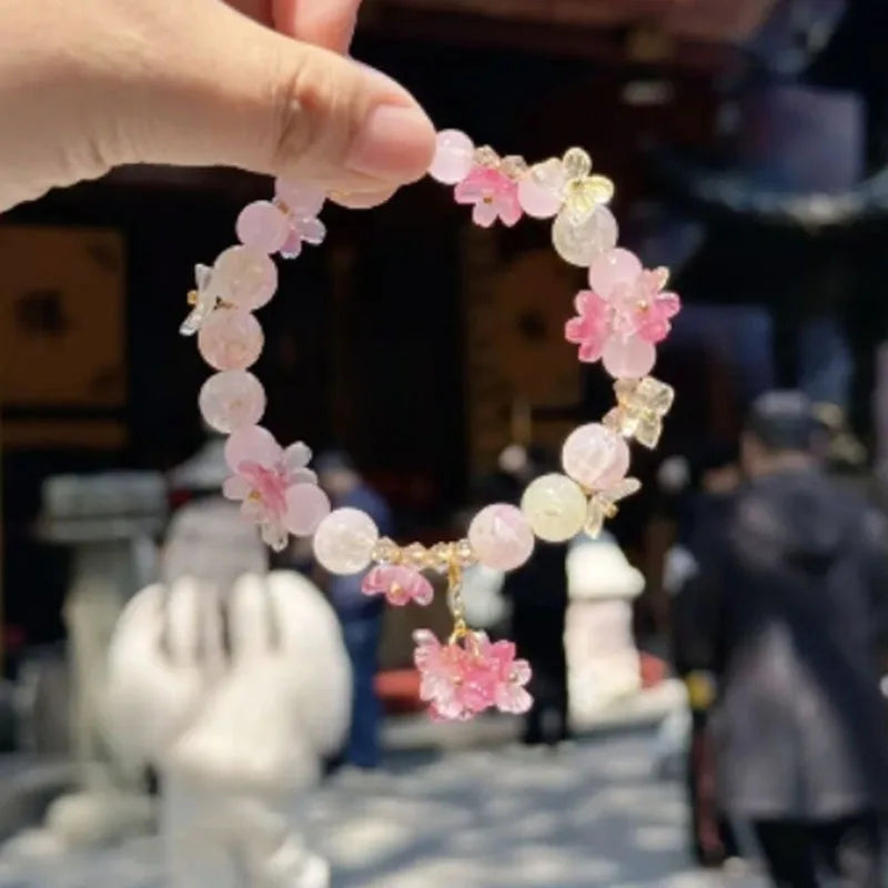 Náramek z korálků s růžovými květinami