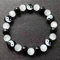 Armbånd med Yin Yang-perler i svart og hvitt