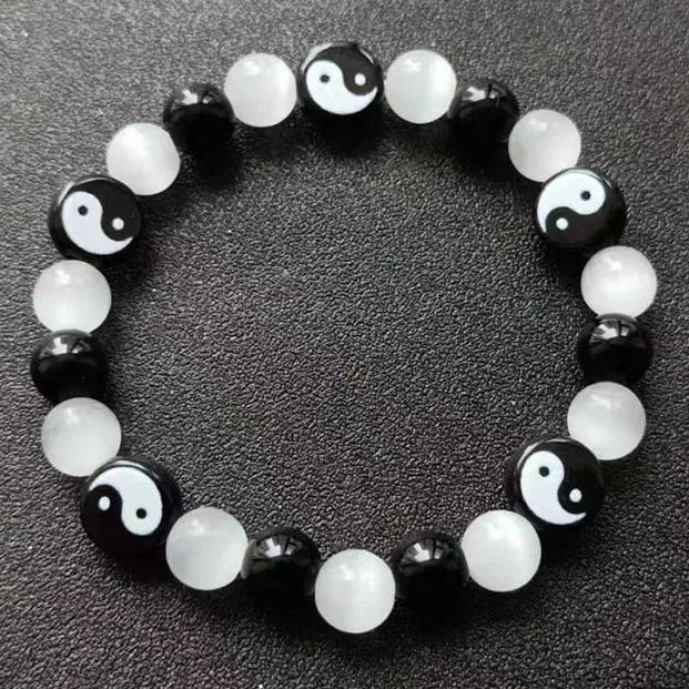 Armbånd med Yin Yang-perler i svart og hvitt