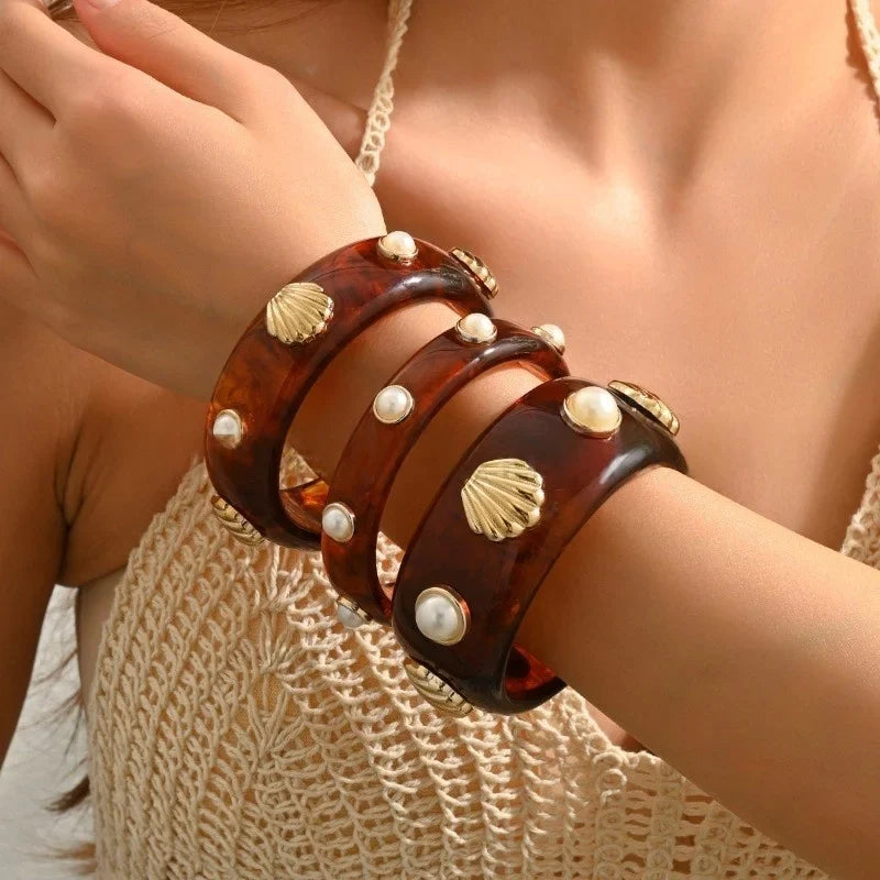 Armbånd i resin med ravfarget skjell