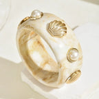 Armbånd i resin med beige skjell