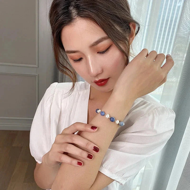 Gourmette-armbånd med naturlige blå og hvite perler