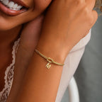Armbånd med initial og sløjfe - bogstav 