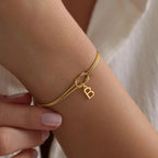 Armbånd med initial og sløjfe - bogstav 