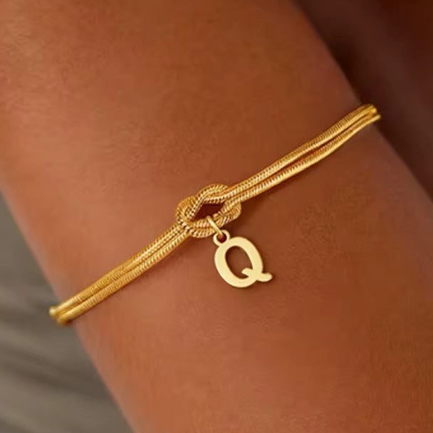 Armbånd med initial og sløjfe - bogstav 