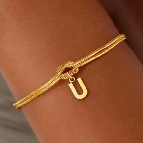 Armbånd med initial og sløjfe - bogstav 