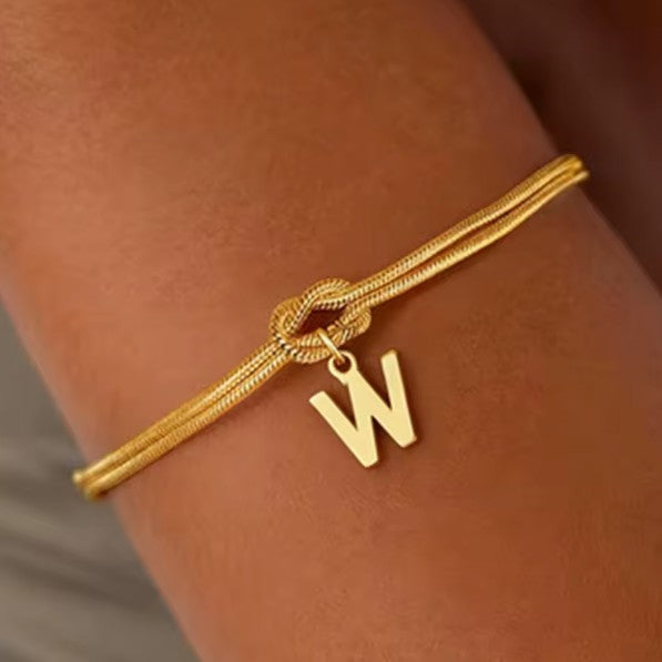 Armbånd med initial og sløjfe - bogstav 
