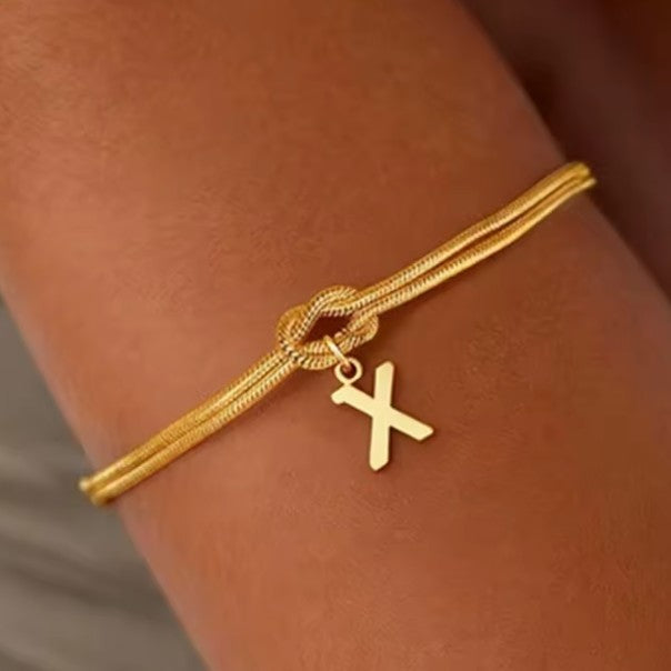 Armbånd med initial og sløjfe - bogstav 
