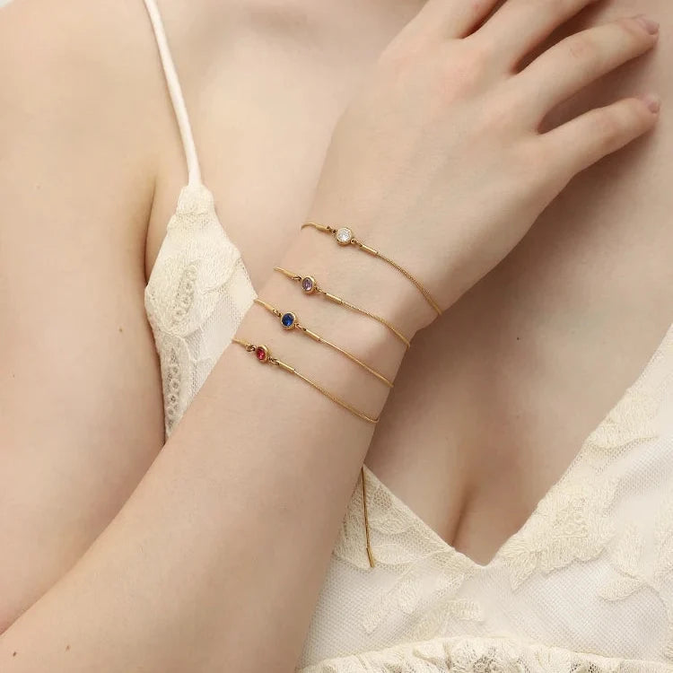 Armband i öppen modell med färgad månadssten