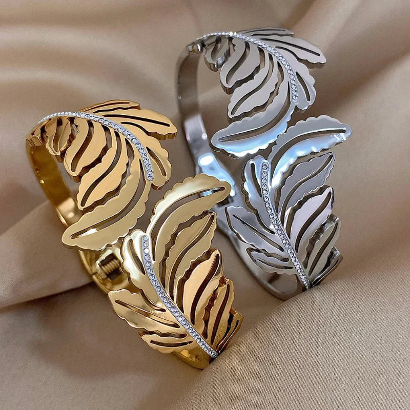 Bredt armbånd med palmeblad i sølv