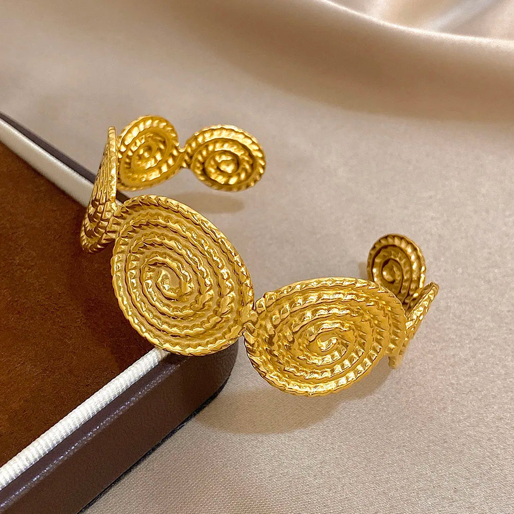 Armring med spiralmotiv