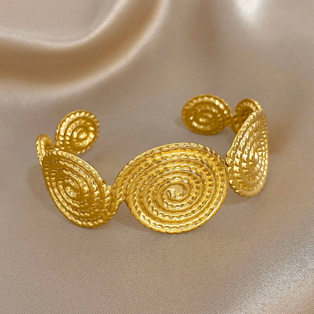 Armring med spiralmotiv