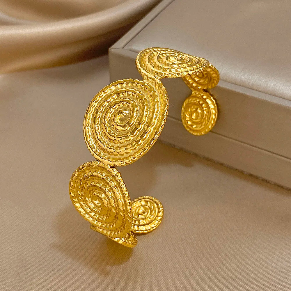Armring med spiralmotiv