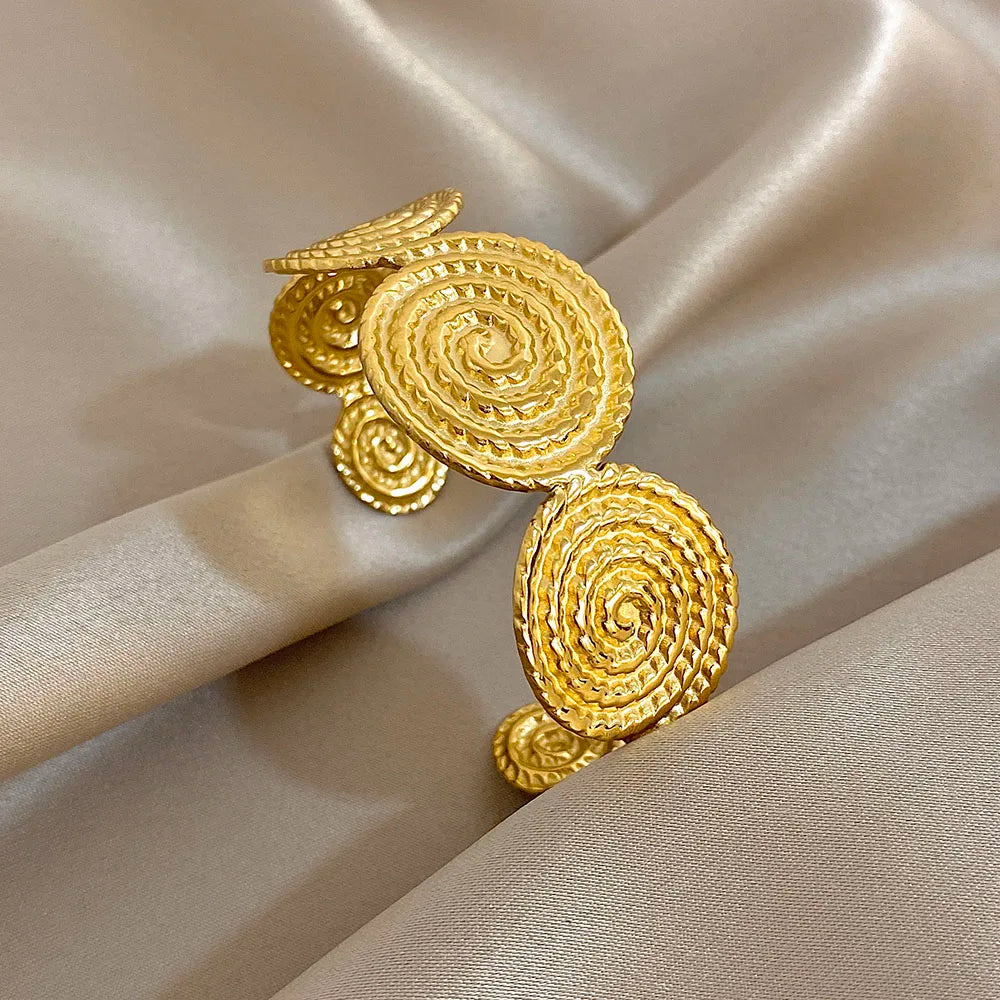 Armring med spiralmotiv