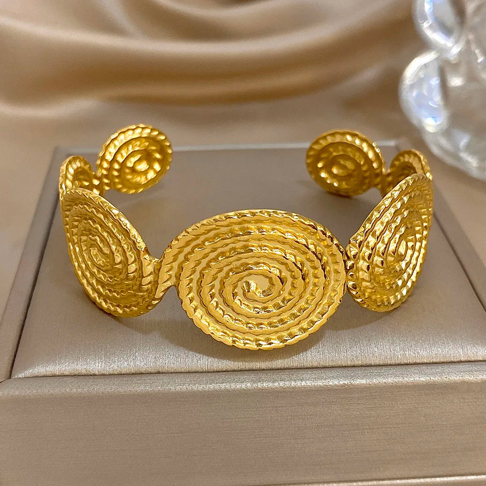 Armring med spiralmotiv
