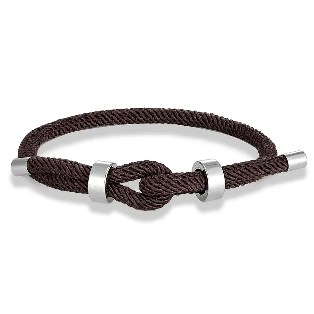 Moderne armbånd i flettet snor med brun knute