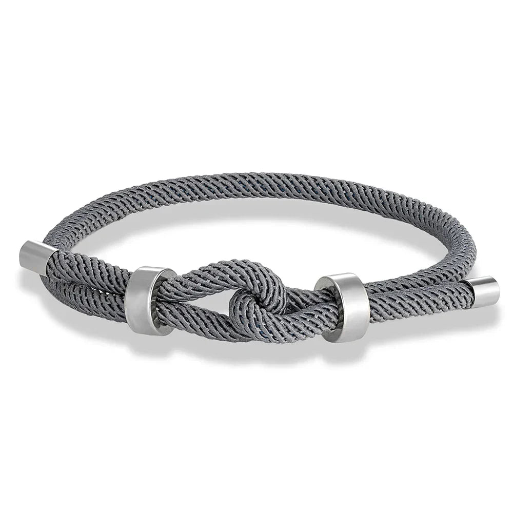 Moderne armbånd i flettet snor med grå knute