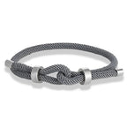 Moderne armbånd i flettet snor med grå knute