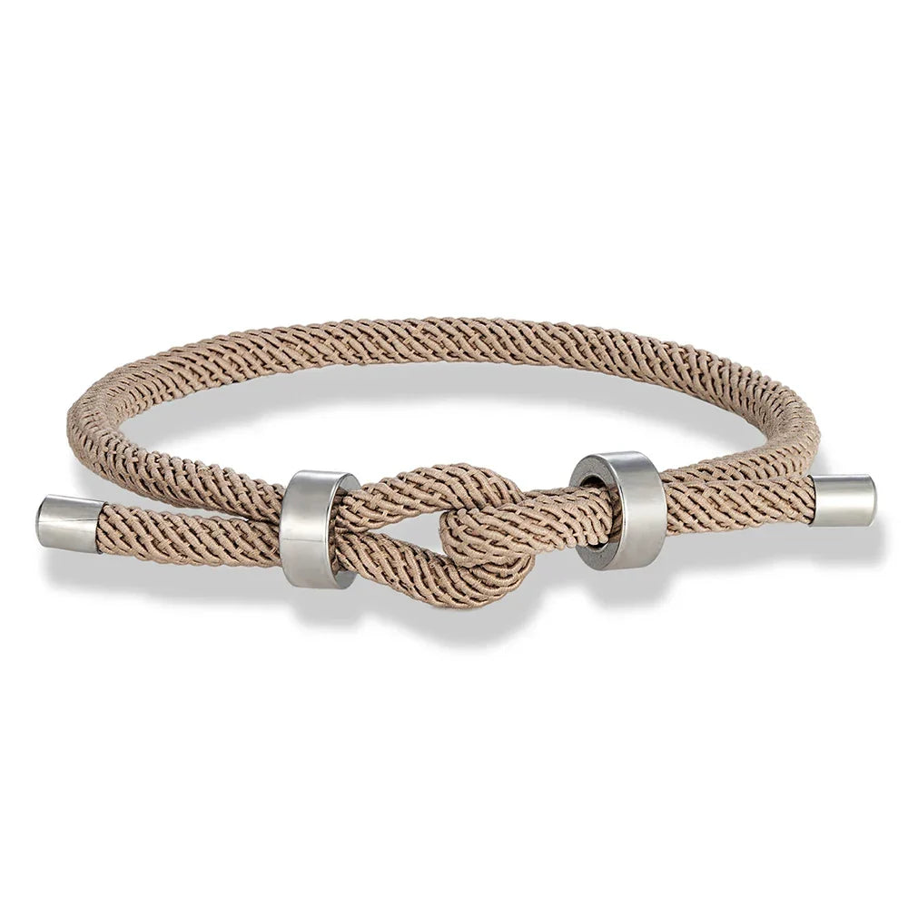 Moderne armbånd i flettet snor med beige knute