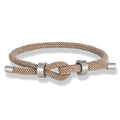 Moderne armbånd i flettet snor med beige knute